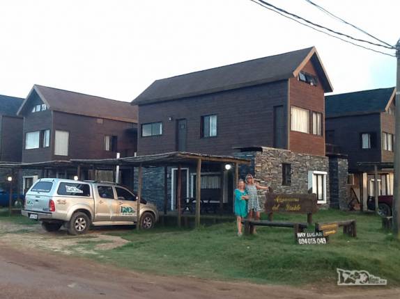 A Ana com a Ixa em frente à nossa casa em Punta del Diablo, no litoral do Uruguai